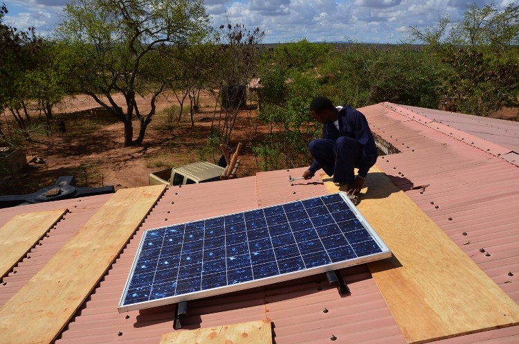 La fotovoltaica ilumina Kenia y Sierra Leona